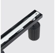 Imagine detaliată cu un corp de iluminat negru cu șină și componente interne