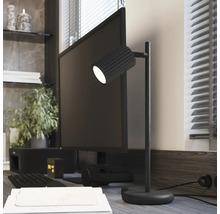 Birou cu monitor și lampă de masă neagră