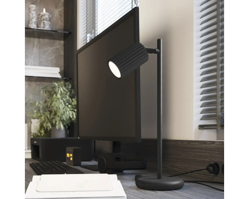 Birou cu monitor și lampă de masă neagră