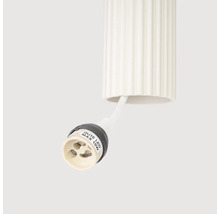 Prim-plan cu un soclu pentru un bec LED GU10 cu o putere maximă de 10 wați pe o lampă de tavan