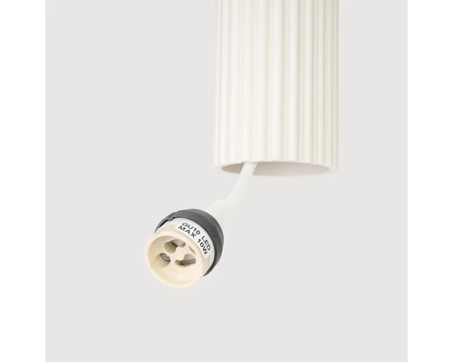 Prim-plan cu un soclu pentru un bec LED GU10 cu o putere maximă de 10 wați pe o lampă de tavan