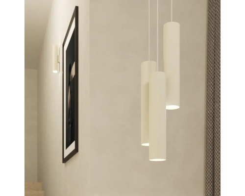 Scenă cu o lampă suspendată decorativă realizată din lumini cilindrice