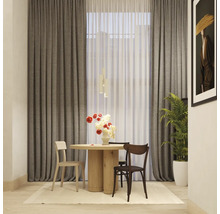 Sufragerie cu masă de dining, scaune, perdele și plantă de interior pentru o atmosferă luminoasă și prietenoasă.