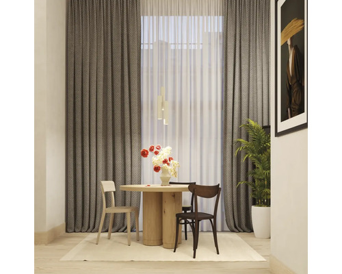 Sufragerie cu masă de dining, scaune, perdele și plantă de interior pentru o atmosferă luminoasă și prietenoasă.