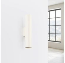 Lumină de perete într-o cameră luminoasă cu fereastră