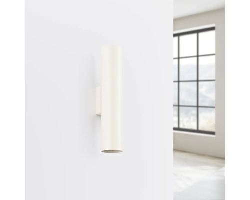 Lumină de perete într-o cameră luminoasă cu fereastră