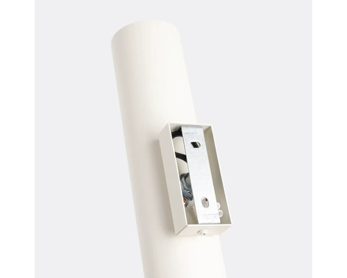 Vizualizare detaliată a unei lămpi de exterior albe cu cutie de montaj deschisă