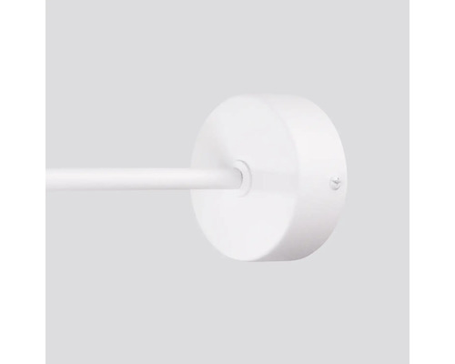 Prim-plan al unei lămpi de tavan cu capac rotund și tijă