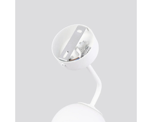 Detaliu lampă de tavan cu dispozitiv de montare