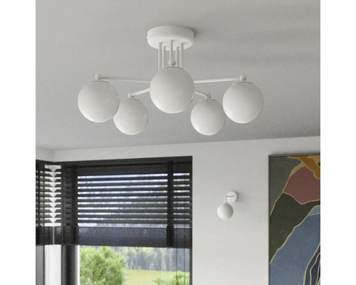 Plafonieră albă cu cinci abajururi sferice
