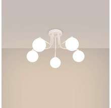 Lumină de plafon albă cu cinci lămpi sferice.
