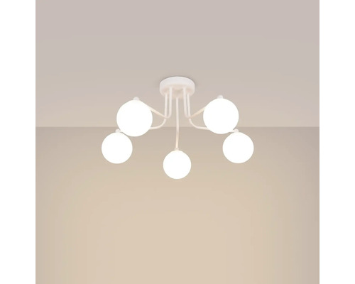 Lumină de plafon albă cu cinci lămpi sferice.