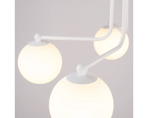 Lustr cu trei globuri rotunde, luminoase, din sticlă