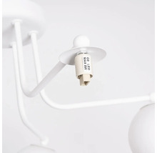 Prim-plan cu o lampă albă cu bec LED G9 cu o putere maximă de opt wați.