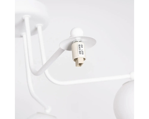 Prim-plan cu o lampă albă cu bec LED G9 cu o putere maximă de opt wați.