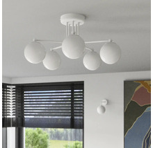 Lumină de plafon albă cu cinci abajururi sferice într-o cameră luminoasă