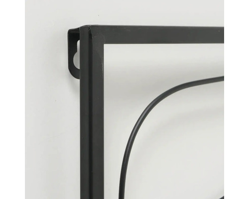 Prim-plan cu un decor de perete metalic negru cu dispozitiv de suspendare