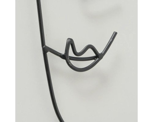 Prim-plan al unui decor metalic