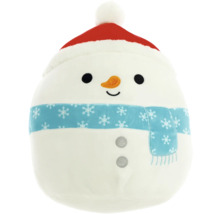 Om de zăpadă de pluș cu căciulă și fular