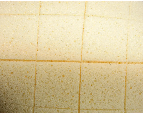 Prim-plan cu o placă de spumă tăiată