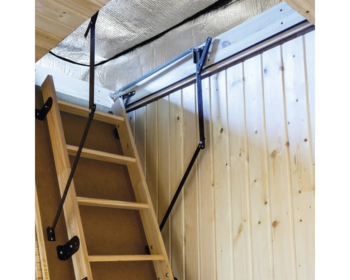 Scară de mansardă desfășurată din lemn deschis la culoare cu elemente metalice.