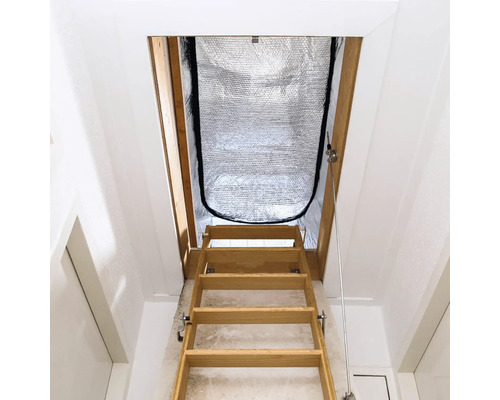 Scară din lemn care duce la o trapă de mansardă cu izolație