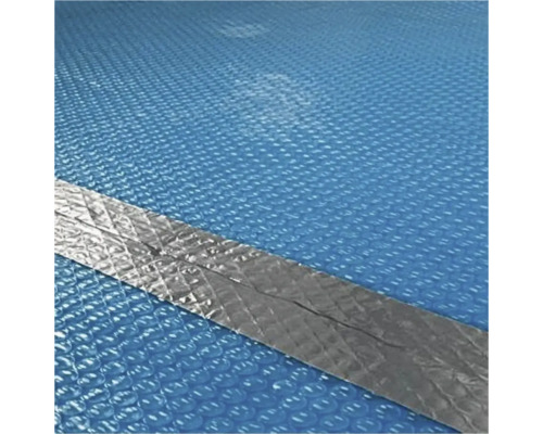 Vizualizare detaliată a foliei de piscină cu o bandă de armare