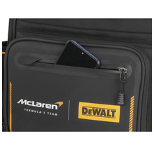Prim-plan cu o geantă de scule neagră cu un telefon mobil într-un buzunar, logo-urile McLaren și DeWalt