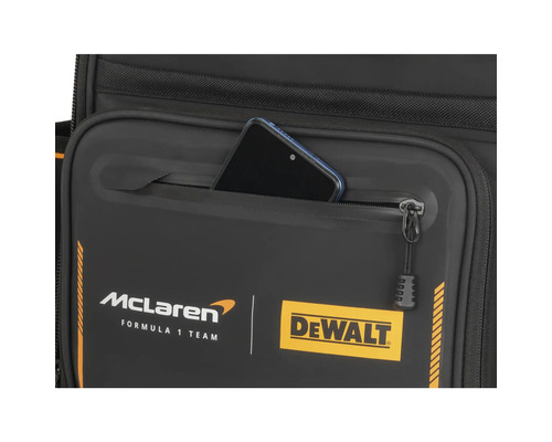 Prim-plan cu o geantă de scule neagră cu un telefon mobil într-un buzunar, logo-urile McLaren și DeWalt