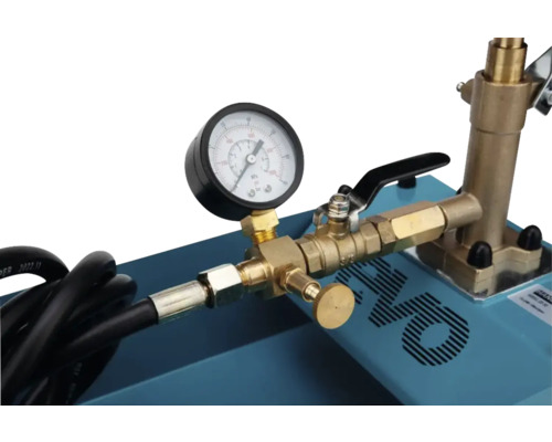 Prim-plan cu o pompă de testare a presiunii cu manometru și supapă de închidere.