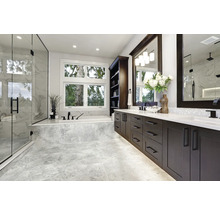 Baie modernă cu duș, cadă, lavoar și oglindă