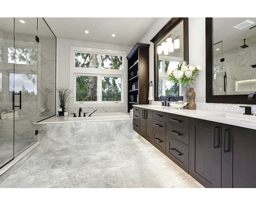 Baie modernă cu duș, cadă, lavoar și oglindă