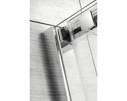 Detaliu cabină de duș cu cadru metalic și sticlă transparentă