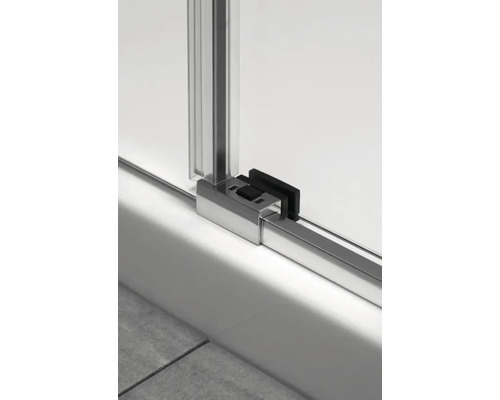 Prim-plan cu o cabină de duș cu cadru metalic argintiu și profile de etanșare negre