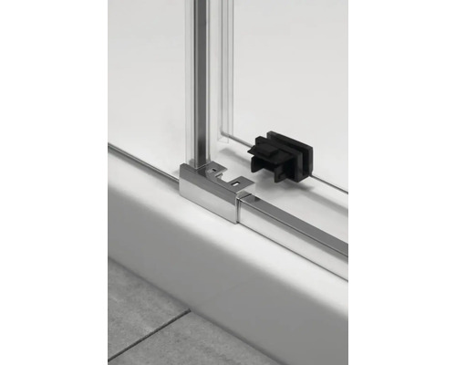 Imagine detaliată cu o cabină de duș cu cadru metalic argintiu și bandă de etanșare neagră