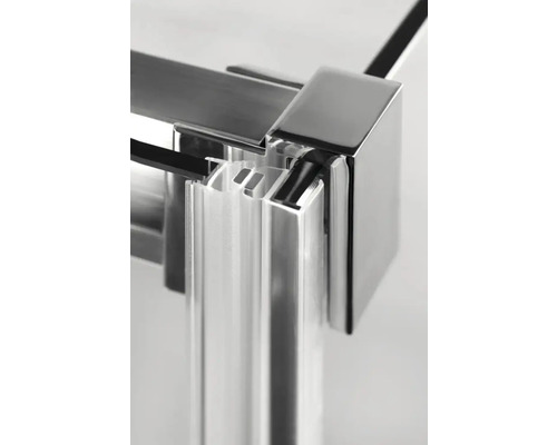 Prim-plan cu un profil de colț pentru cabine de duș cu elemente metalice