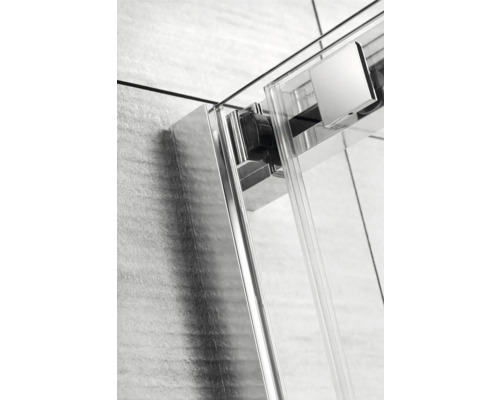 Prim-plan cu feroneria metalică și din sticlă a cabinei de duș.