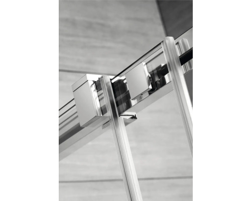 Prim-plan cu o fixare a cabinei de duș din metal și sticlă