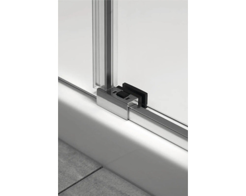 Detaliu cabină de duș cu cadru argintiu și etanșare neagră