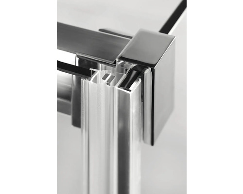 Prim-plan cu profilul cabinei de duș cu conector de colț