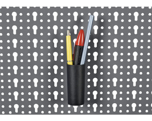 Suport pentru creioane cu creioane pe o placă perforată