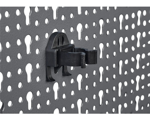 Un suport de scule pe un panou perforat.