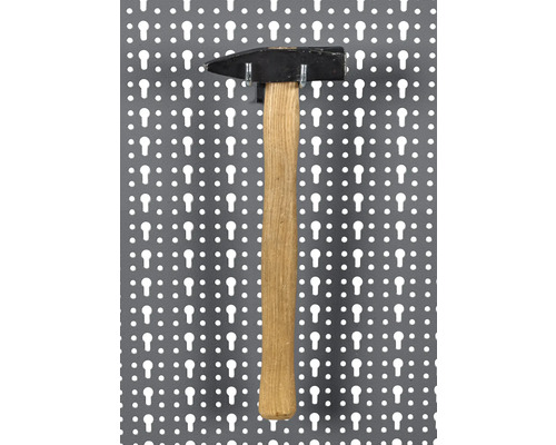 Ciocan cu mâner de lemn pe un panou de perete pentru scule