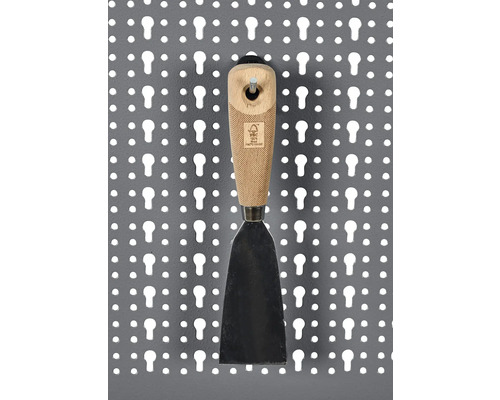 Șpaclu cu mâner din lemn pe un panou perforat