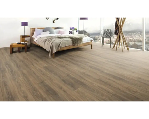 Podea luminoasă de dormitor cu laminat cu aspect de lemn.