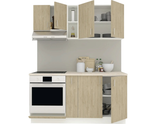 Bucătărie cu dulapuri suspendate, aragaz și dulapuri de bază