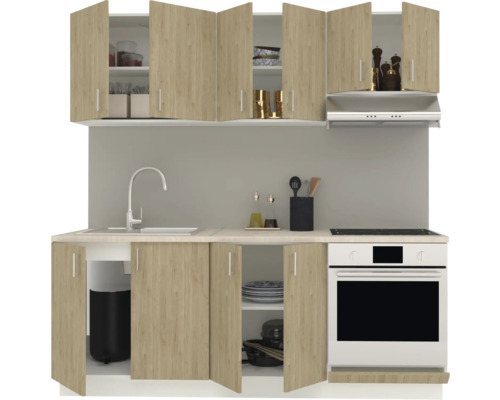 Bucătărie completă cu chiuvetă, aragaz și dulapuri cu aspect de lemn