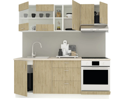 Bucătărie cu chiuvetă, aragaz, hotă și dulapuri suspendate