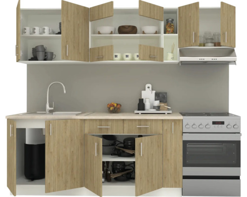 Linie de bucătărie cu dulapuri superioare și inferioare, chiuvetă și aragaz electric