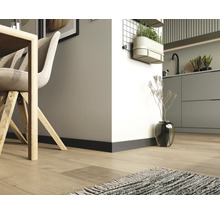 Scenă de interior cu podea din lemn, plinte și mobilier
